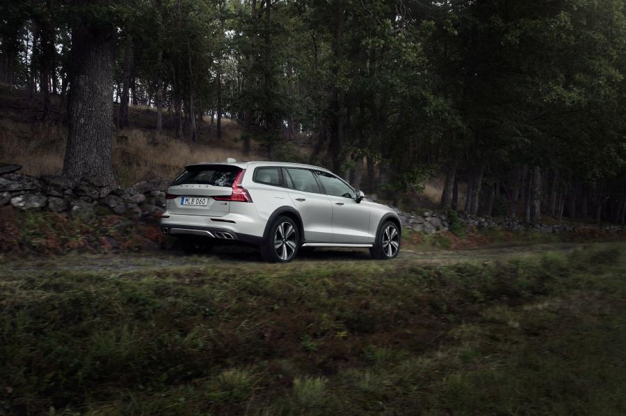  Volvo V60 T5 Cross Country 2018 года  (WW) (фото 14 из 44)